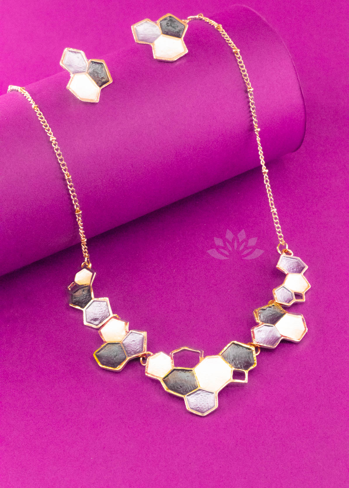 Asymmetric Design Neckpiece With Earrings
