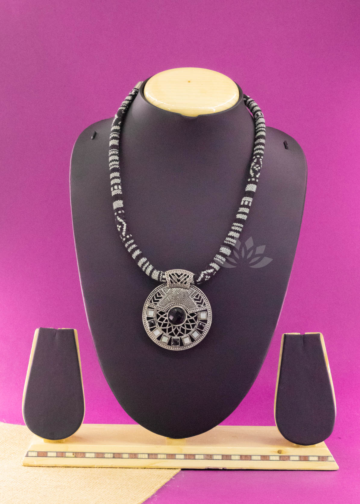 Black Thread Round Pendant Neckpiece