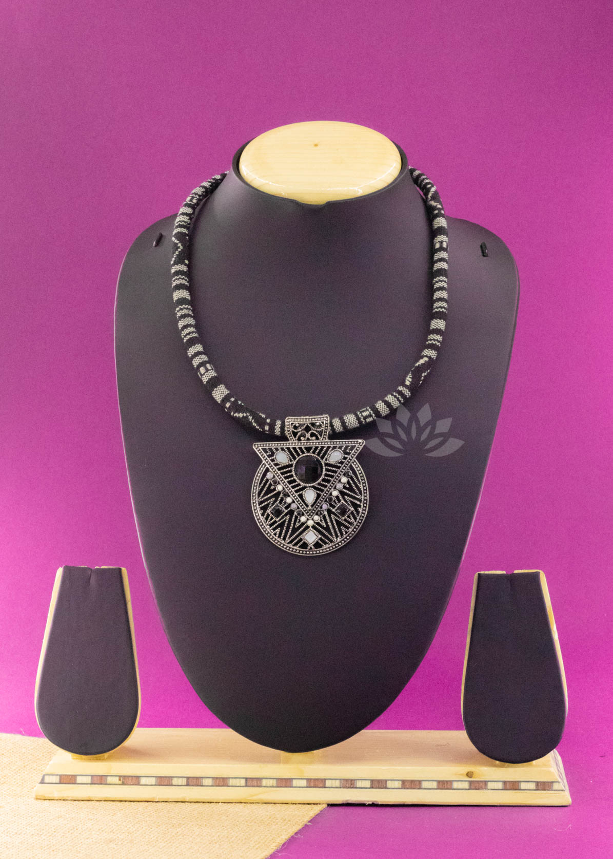 Black Thread Round Pendant Neckpiece