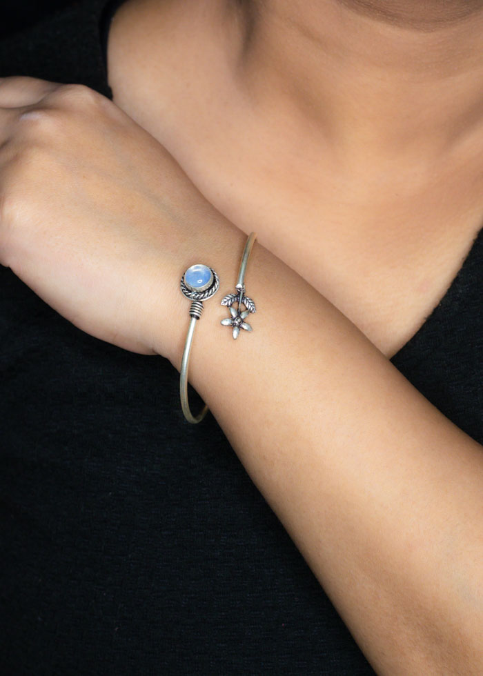 White Stone Flower Oxidised Bracelet/Kada